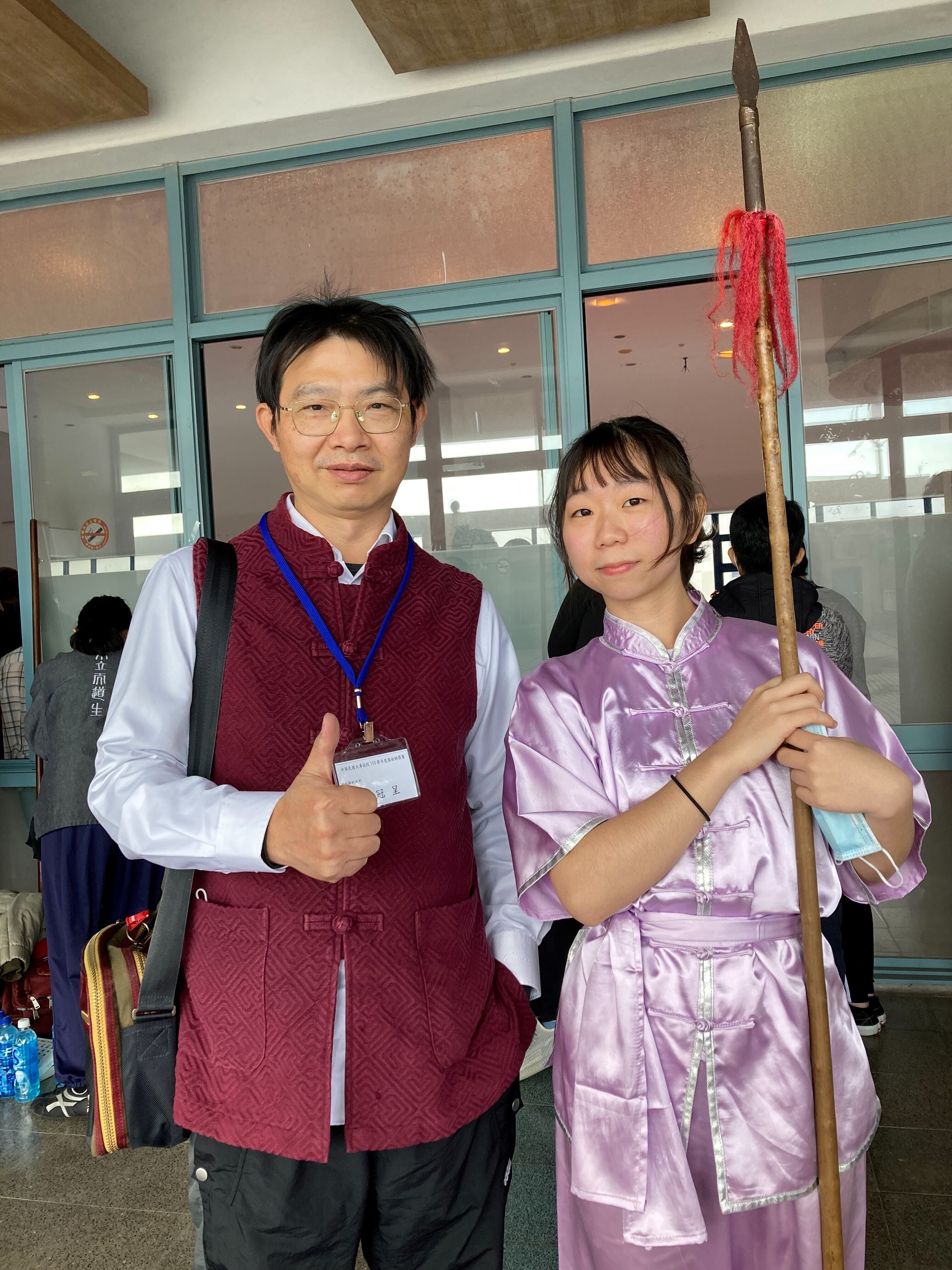 和武術教練的合照  
