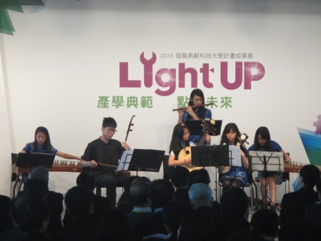 本校歆鶯國樂社為典大成果展開幕帶來「花好月圓」一曲