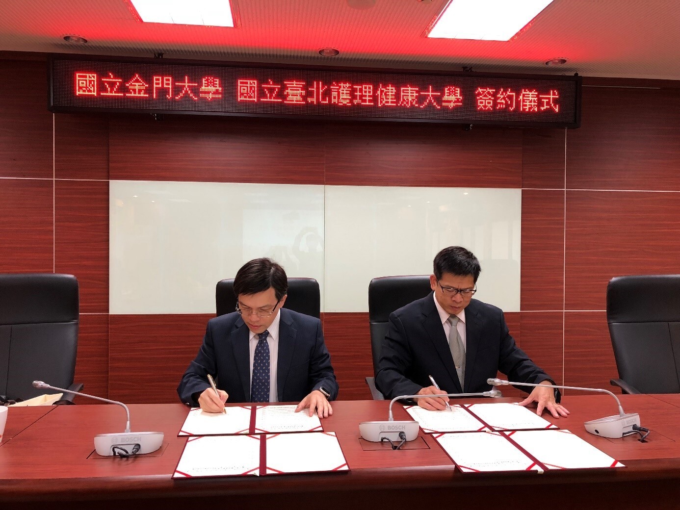 簽約 左:國立臺北護理健康大學謝楠楨校長 右:金門大學陳建民校長 簽約 左:國立臺北護理健康大學謝楠楨校長 右:金門大學陳建民校長