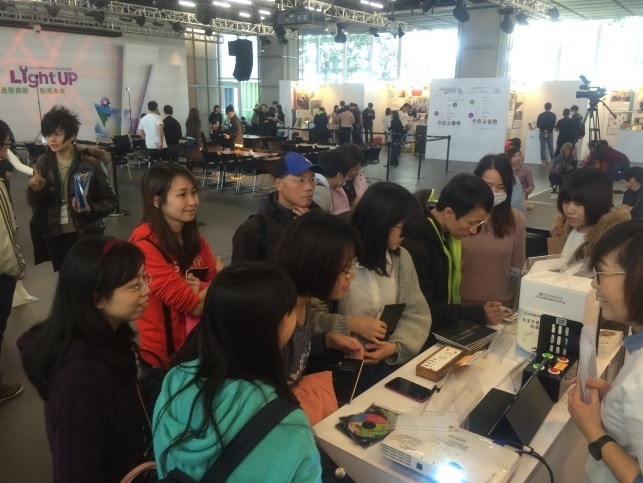 黃俊清學務長(後排左三)帶領學生參加典大成果展