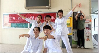 02護理系學會學生表演洗手舞為本活動揭開序曲      