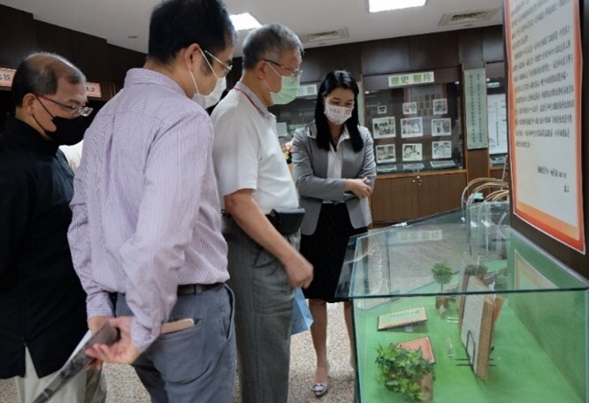 圖3姚彥淇教授介紹策展過程,並導覽相關展區