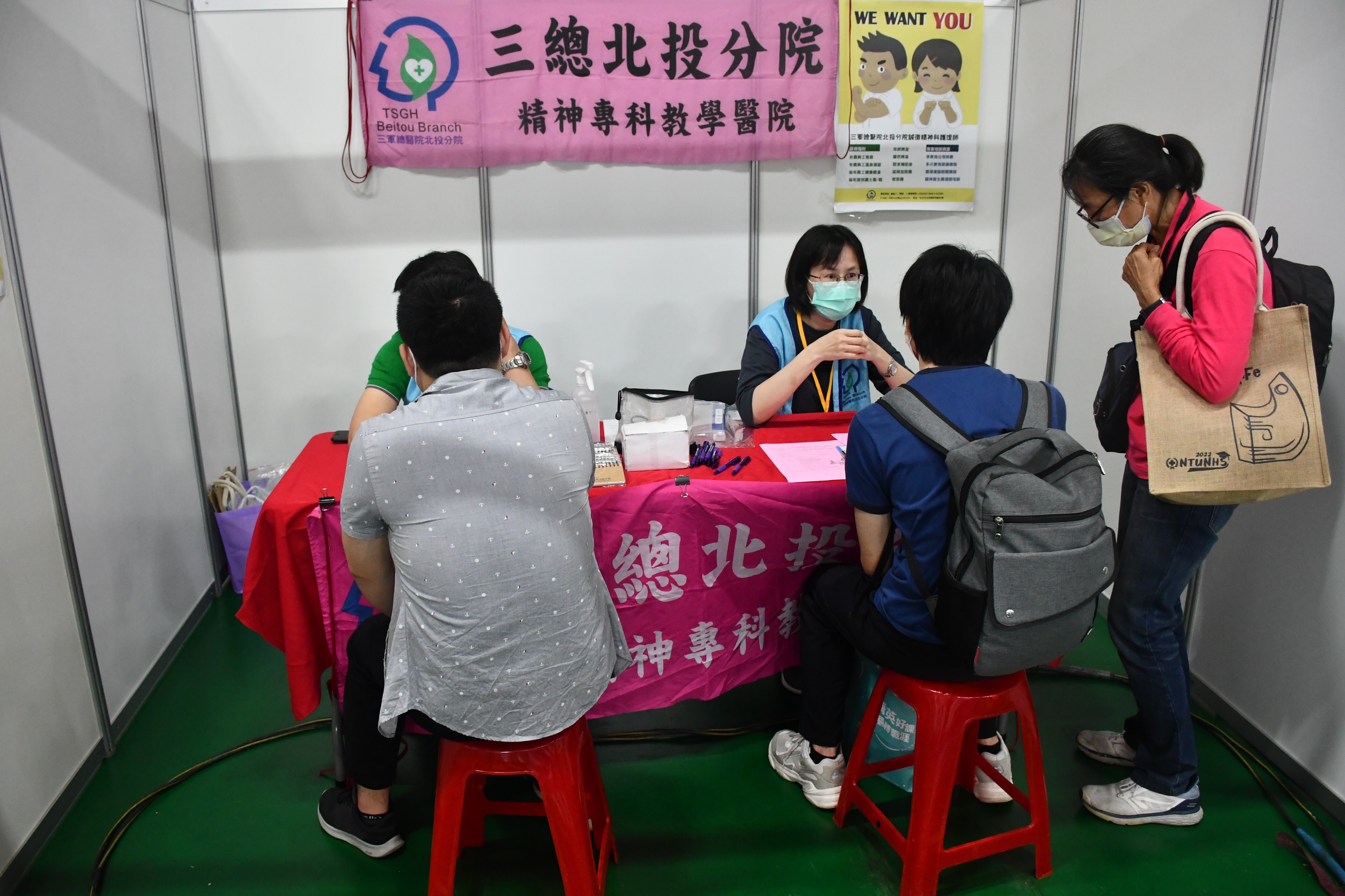學生與參展機構面對面媒合諮詢