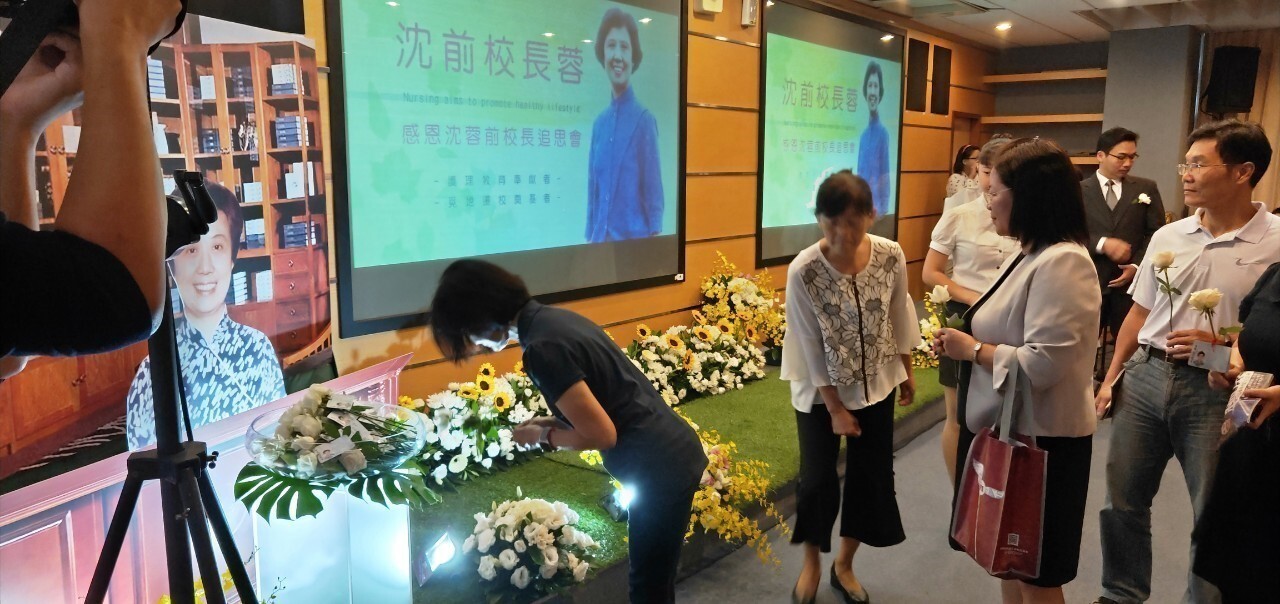 一一獻花,並表追思 一一獻花,並表追思