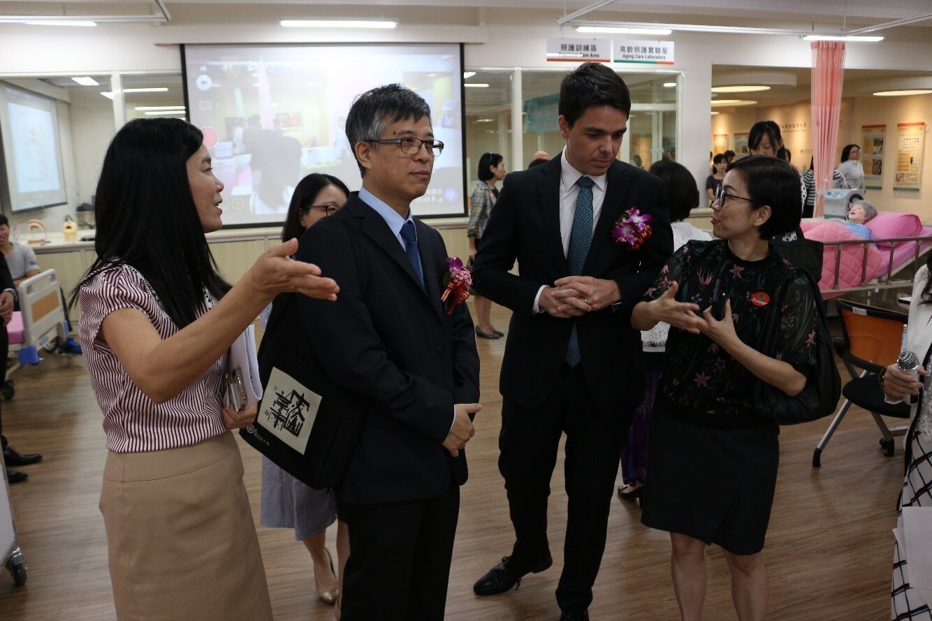 教育部劉孟奇政務次長與澳洲駐台辦事處副處長Metthew Robertsonu參訪高齡精準照護人才培育基地 教育部劉孟奇政務次長與澳洲駐台辦事處副處長Metthew Robertsonu參訪高齡精準照護人才培育基地