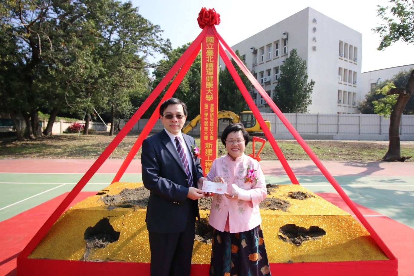 謝校長與校友會方芳理事長合影 謝校長與校友會方芳理事長合影