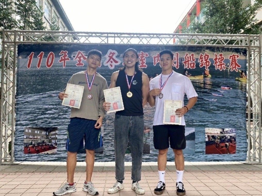 本校運保系碩一陳忠仁同學勇奪110年全國冬季室內划船賽公開男子乙組冠軍(中)