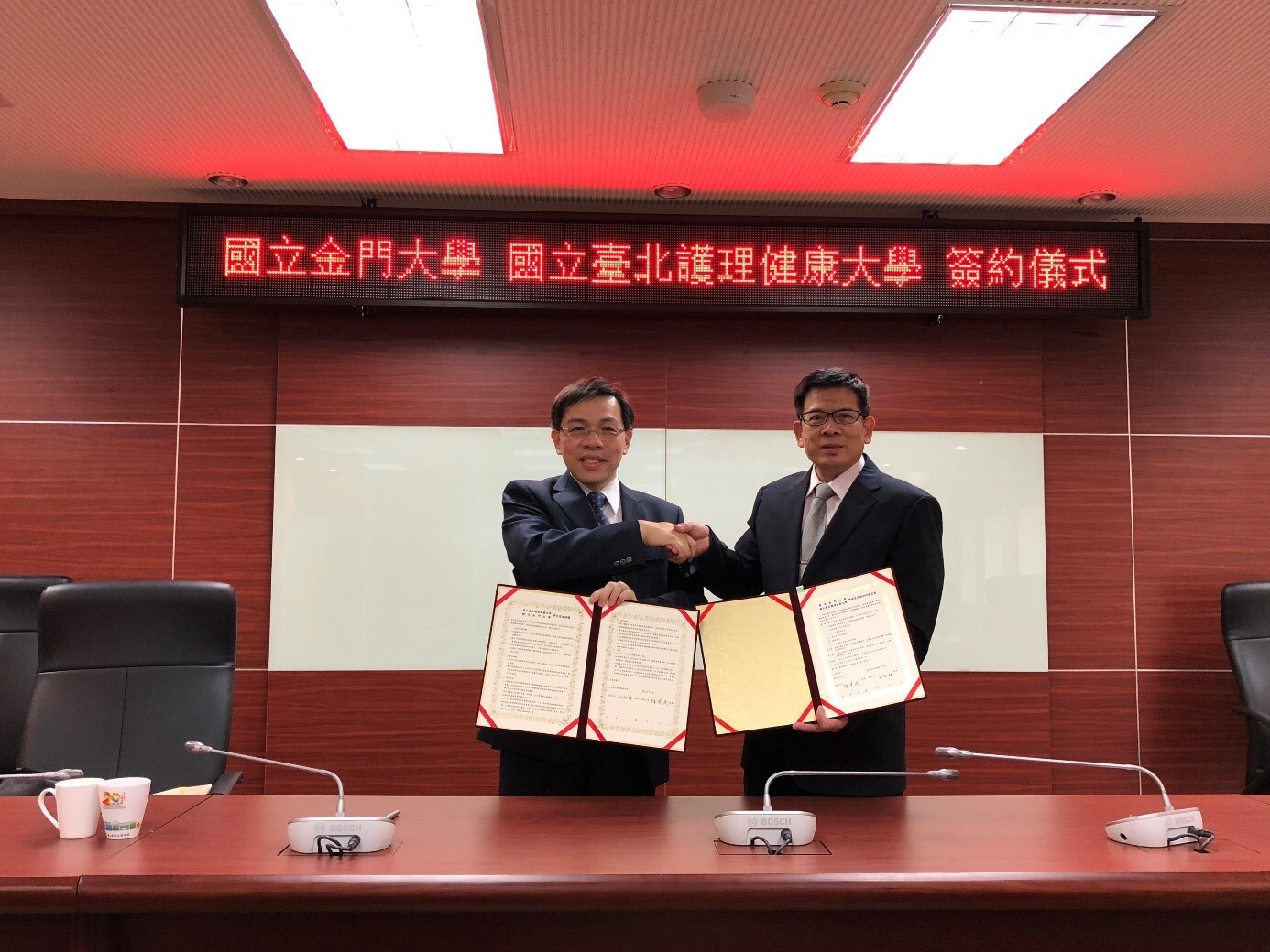 完成締約左:國立臺北護理健康大學謝楠楨校長 右:金門大學陳建民校長 完成締約左:國立臺北護理健康大學謝楠楨校長 右:金門大學陳建民校長