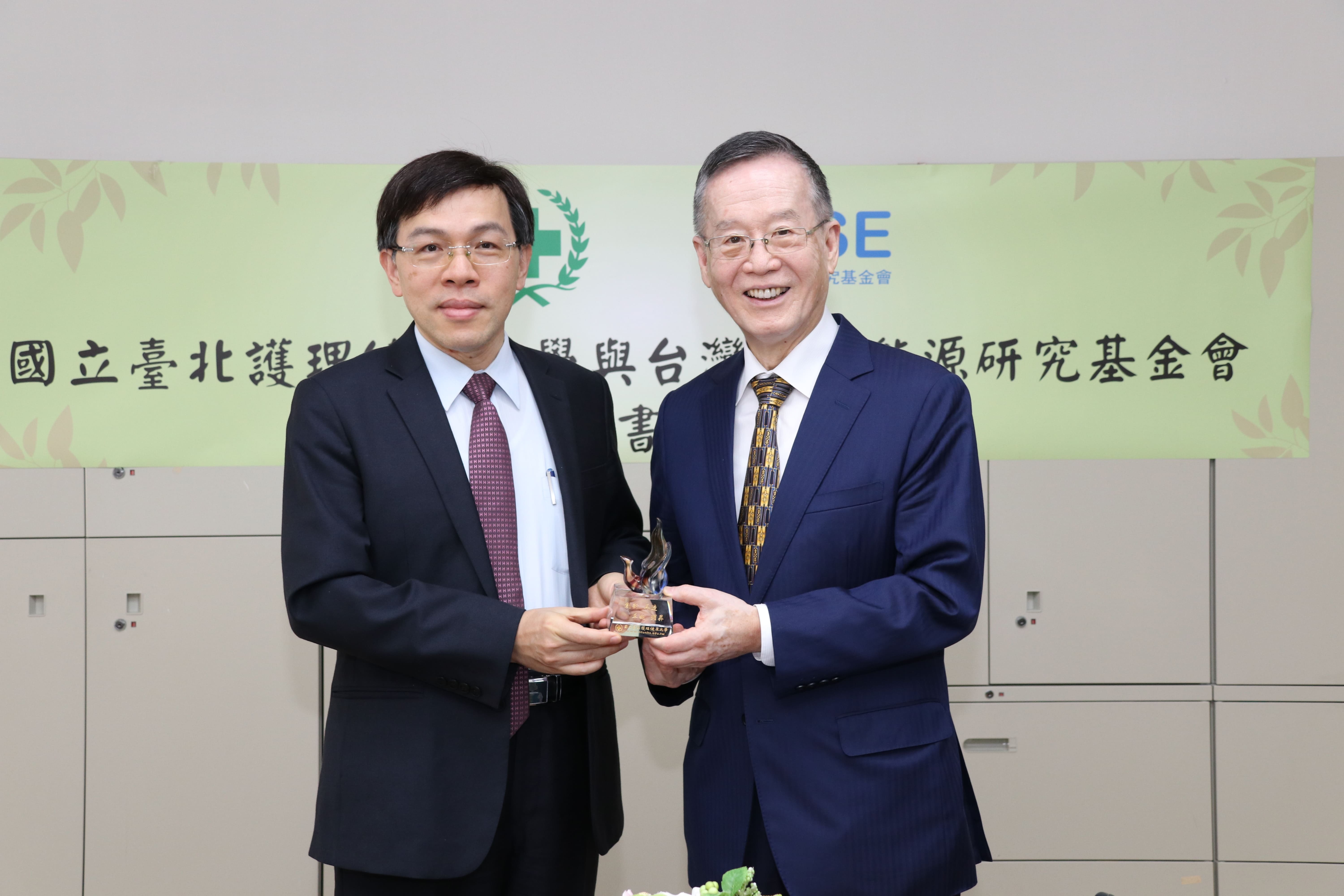 基金會簡又新大使與北護大謝楠楨校長雙方交換簽約紀念品合影 基金會簡又新大使與北護大謝楠楨校長雙方交換簽約紀念品合影