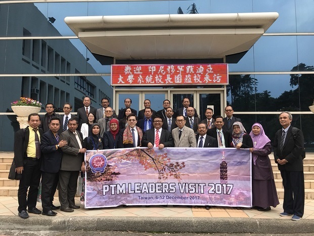 本校與板橋榮民之家簽約大合照