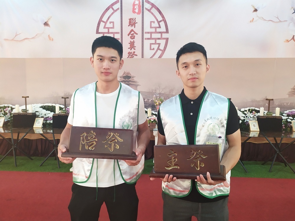 國北護生諮系實習生林育民(左)與簡昊靚(右)（圖／新北市民政局提供）