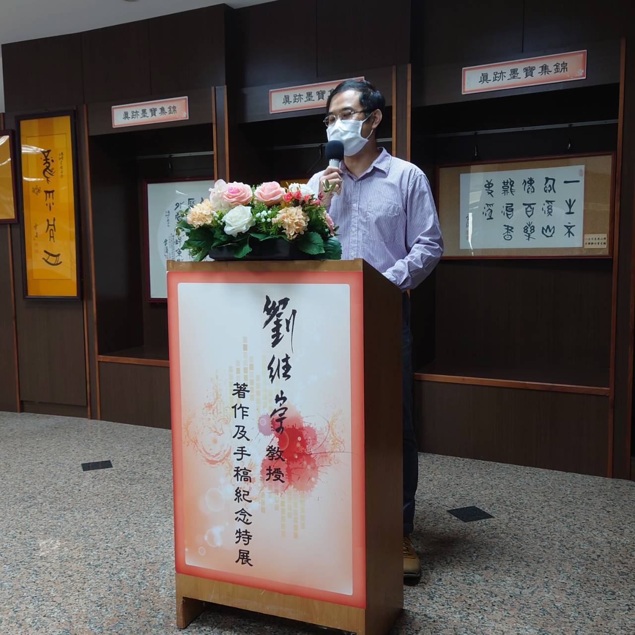 圖3姚彥淇教授介紹策展過程，並導覽相關展區