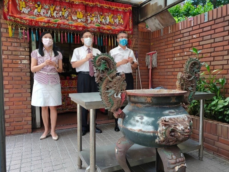 校長率吳副校長等同仁至土地公廟祈福祭拜