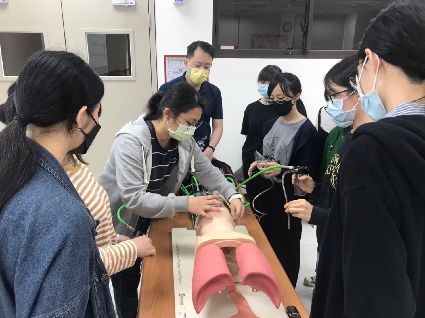 北護大「旅遊意外緊急處理」課程，指導學生進行緊急救護相關技術